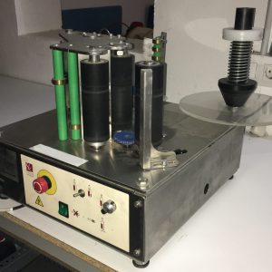 1 Etiquetadora semiautomática con sensor automático