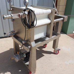 1 Filtro de placas inox de 40x40 con bomba