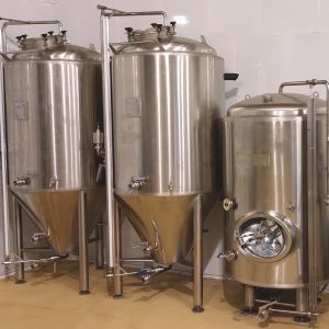 El lote incluye 2 fermentadores isobáricos más 1 tanque BBT 1.000 L