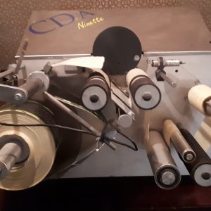 1 Etiquetadora semiautomática marca CDA. Mod. Ninnet