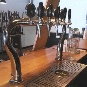 1 Columna inox de 5 tiradores con refrigeradora de cerveza mod. ECO