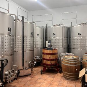 4 Depósitos de 5.000 litros para fermentación y almacenaje de vino