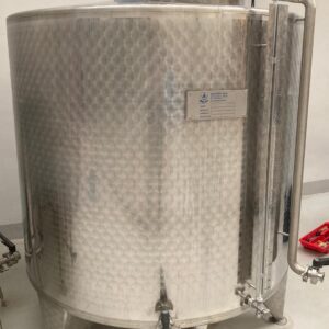 1 Depósito MEZCLADOR de 2.200 litros en acero inoxidable, fondo cónico, con agitador vertical