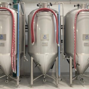3 Depósitos isotérmicos de 2.500 litros con camisas de refrigeración